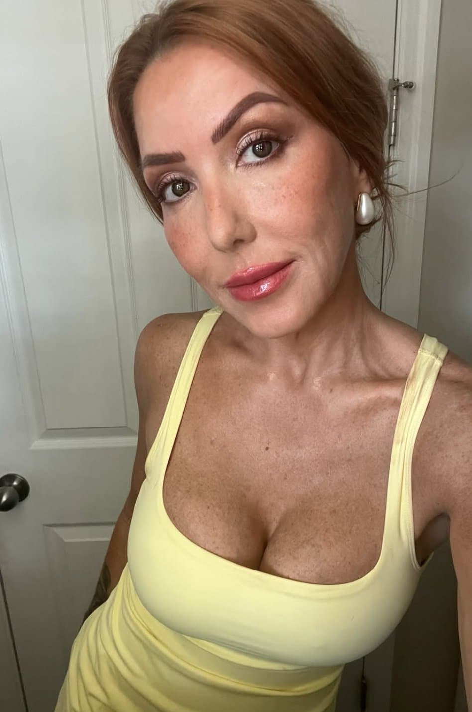 slut milf.....dm for all her hunting info...