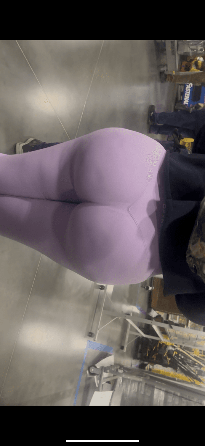 Plump ass in tights