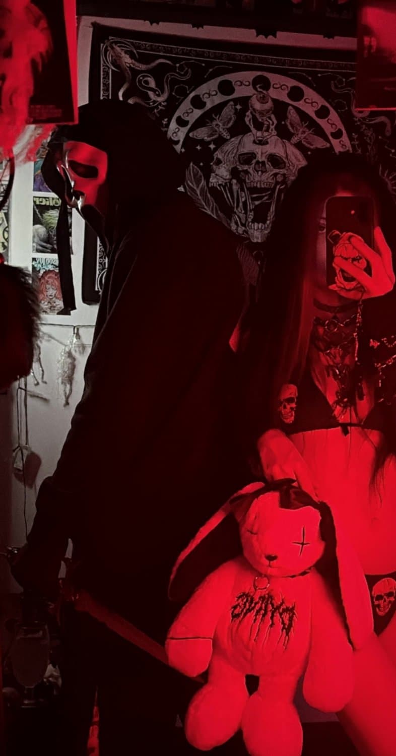 Click to view full size Knife and cock is my kink