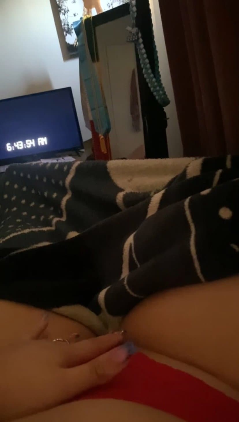 latina teen slut with white toes sucking and fingering