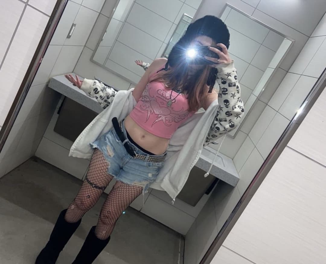 Look at my IRLs tight little teen tummy NNGGHHHH degrade this petite little goth slut