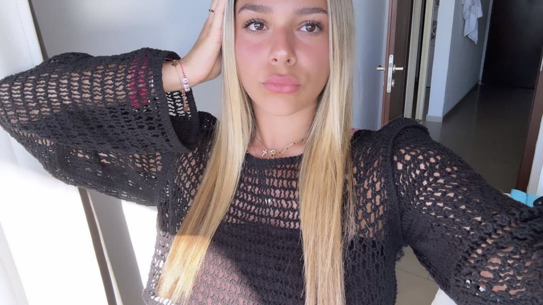 hot babe - cute face