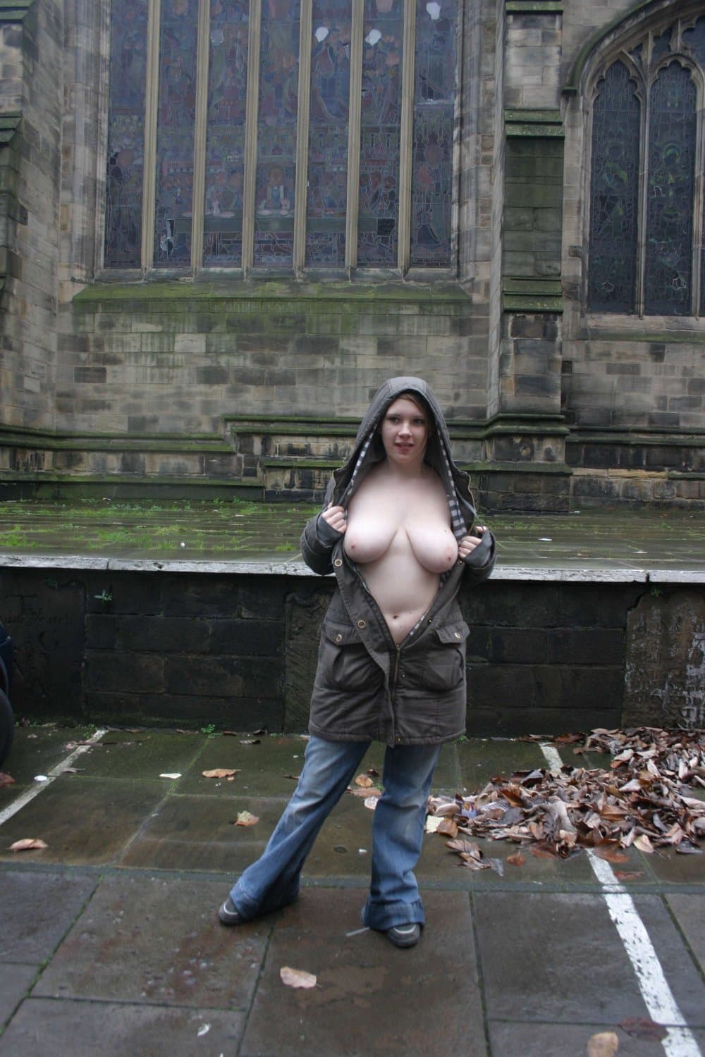 Amature in UK (001a): Baroness from Newcastle are naked outside