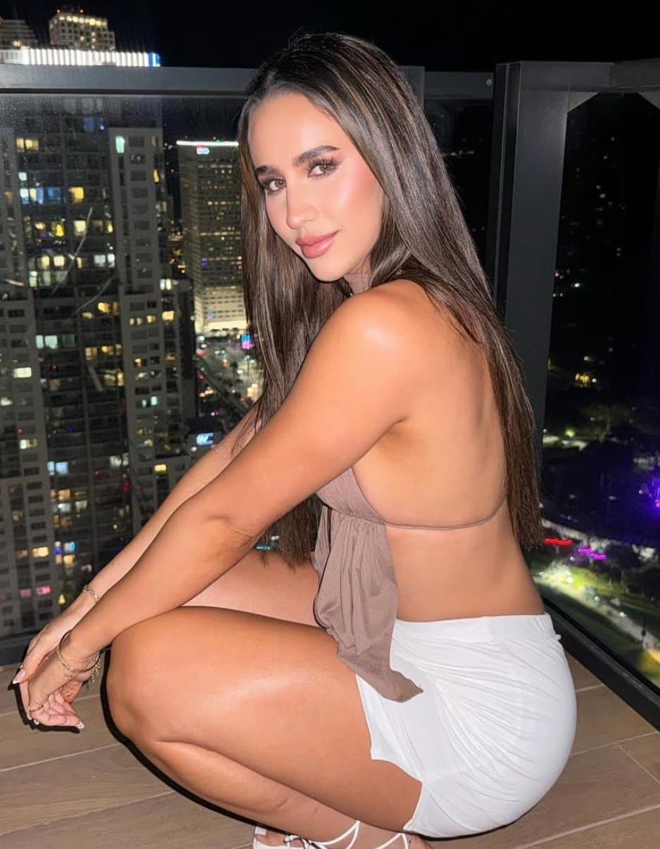 hot Italian babe pronebone blowjob(DM ME FOR REQUESTS) AI #281