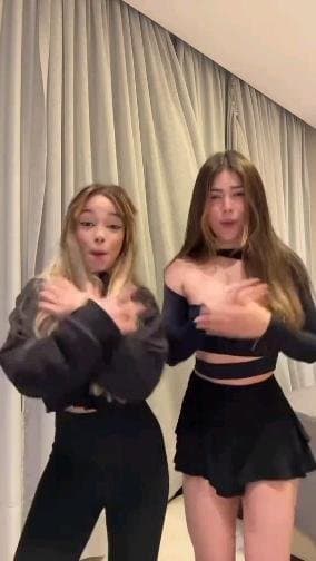 Duas gatas a fofas , duas maravilhosas novinhas...Melody e Kamylinha belezinhas gostoas!!!