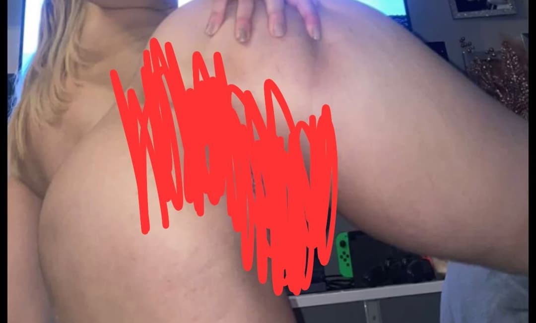 Anyone know my gf? Has uncensored Version? Text me. Kik: dumbassrtz