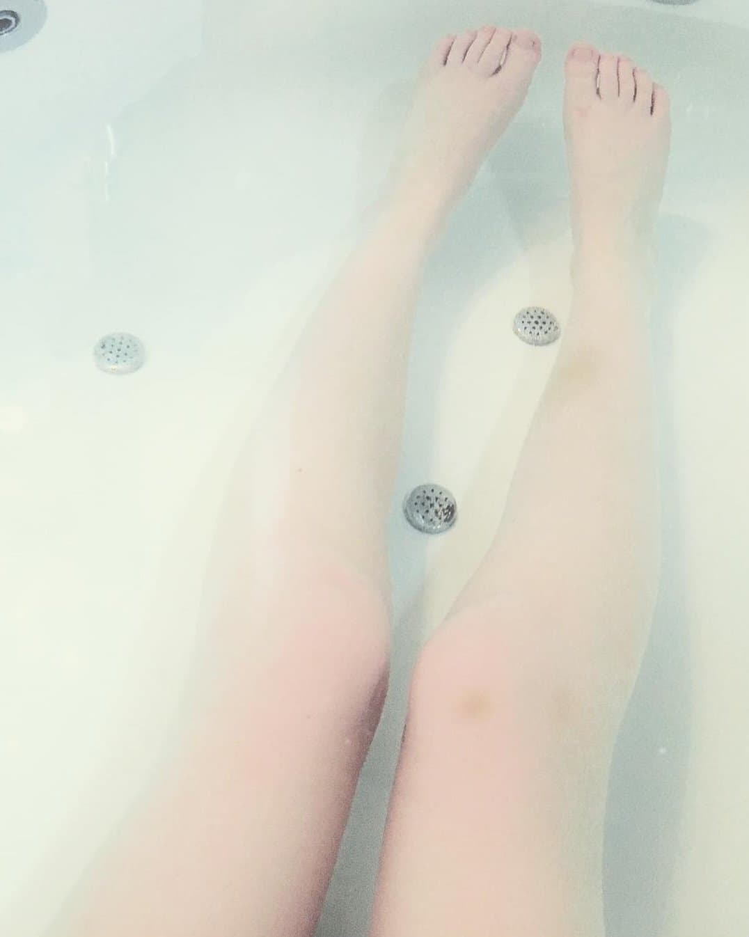 SKINNY EMO SLUT ALLY BEGGING FOR HUGE ROPES OF CUM