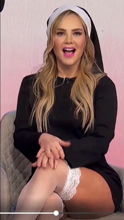 Click to view full size Ximena Cordoba disfraz de Monja