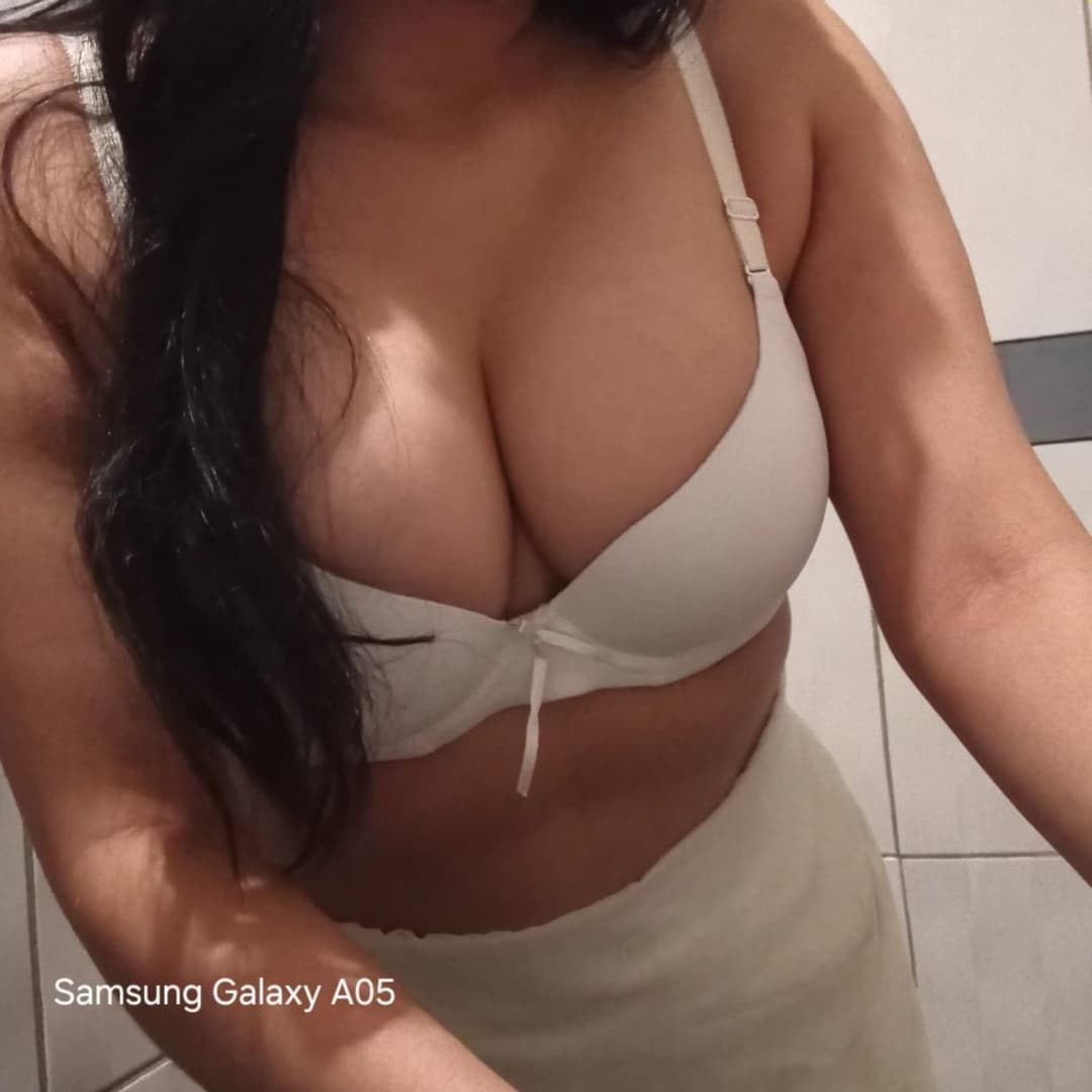 Lesly domina la cámara con sus curvas provocadoras y su sensualidad natural.