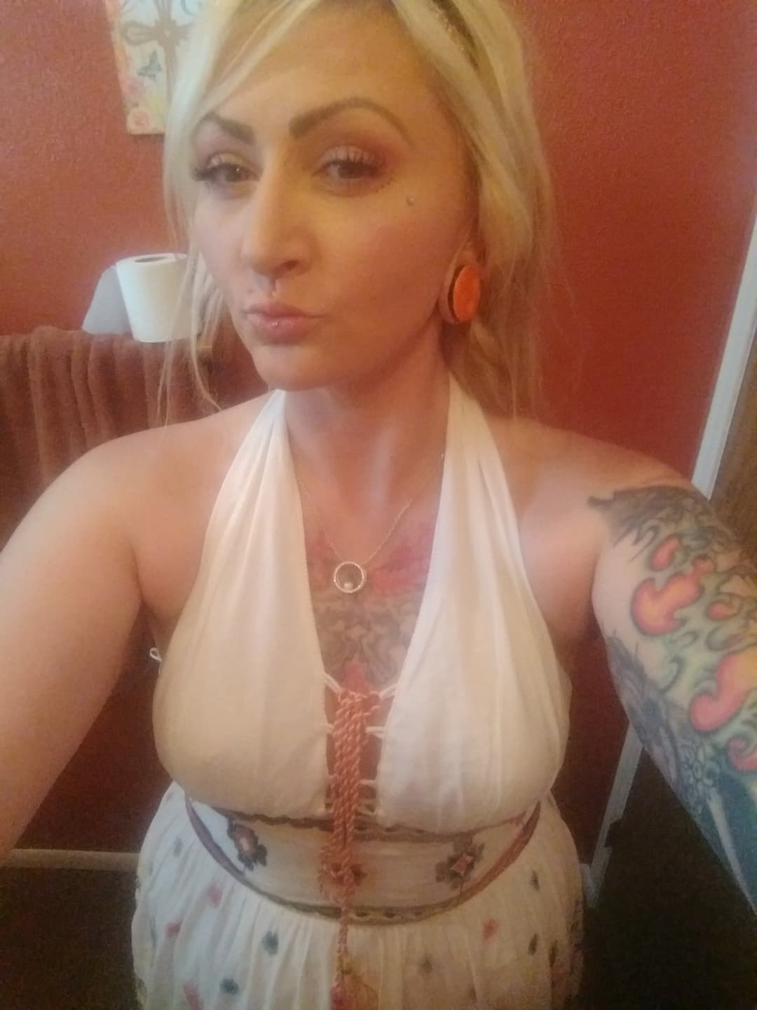 You know her check my profile. I want her cum home used. Plz suduce her.Pass to friends. Want cre p