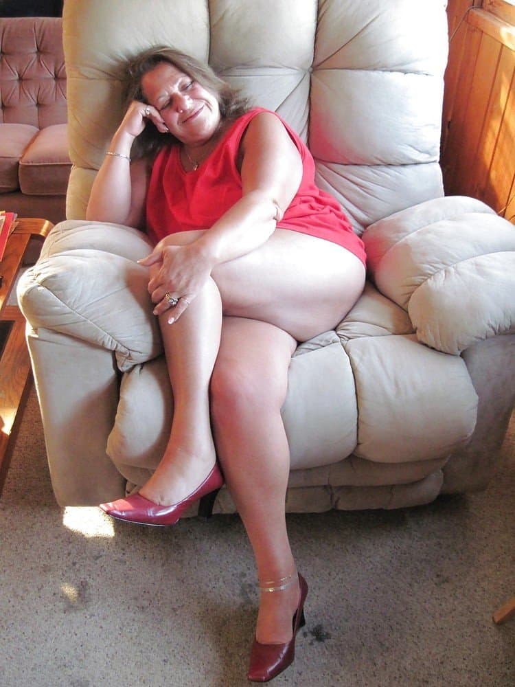 Click to view full size GILF Lucy loves to pose