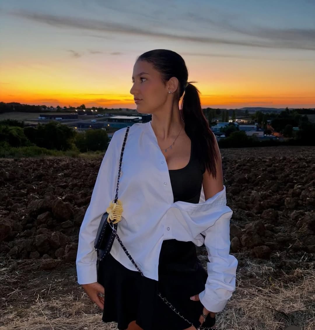 Francaise maigre au petit cul sexy