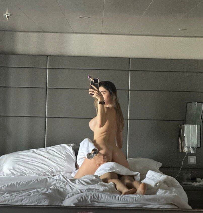 Flaca latina hermosa rubia con ricas tetas y culo delicioso caliente putita masturbandose