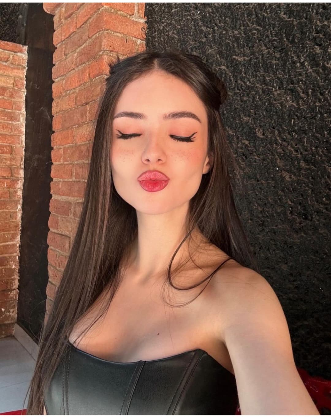 Germain oficial una flaca  y hermosa y valiente venezolana