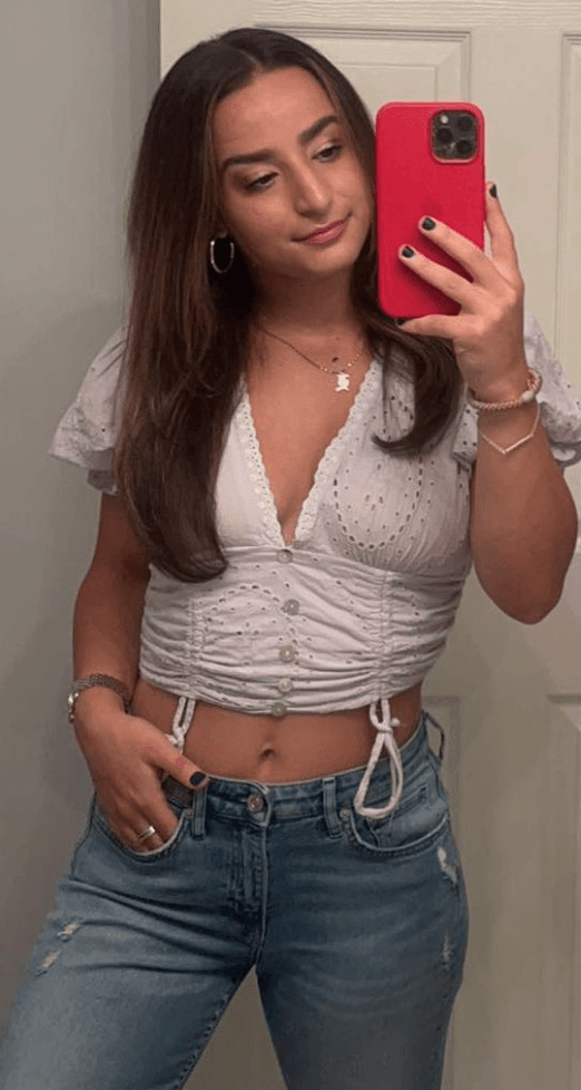 jerk to this gorgeous dicksucker Nicole she needs covered