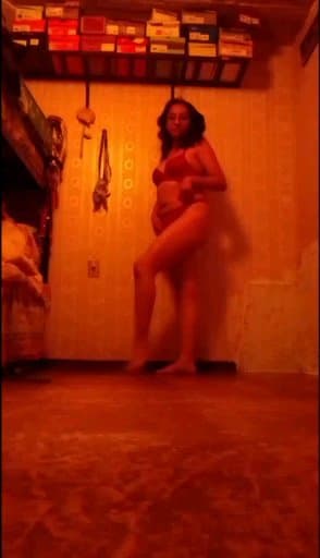 Janeri mostrándose en calzones y lencería