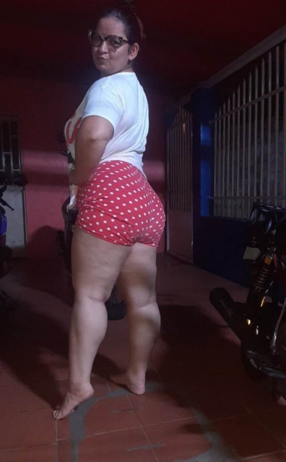 Le tomo fotos sexis a mi madrastra.