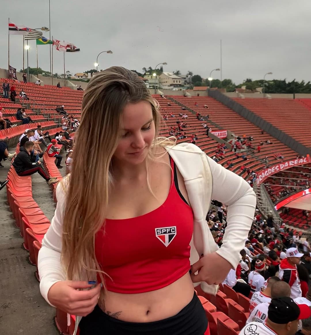 Click to view full size Hot blonde girl with seductive body