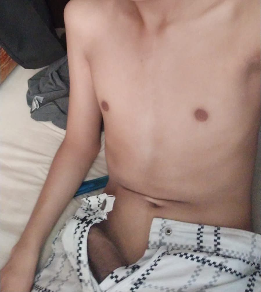Joven Caliente muestra su pene venoso