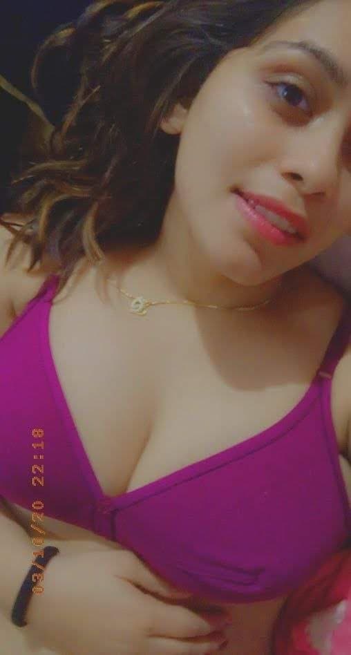 Beautiful punjabi girlfriend seducing her boyfriend with her naughty pictures and mms