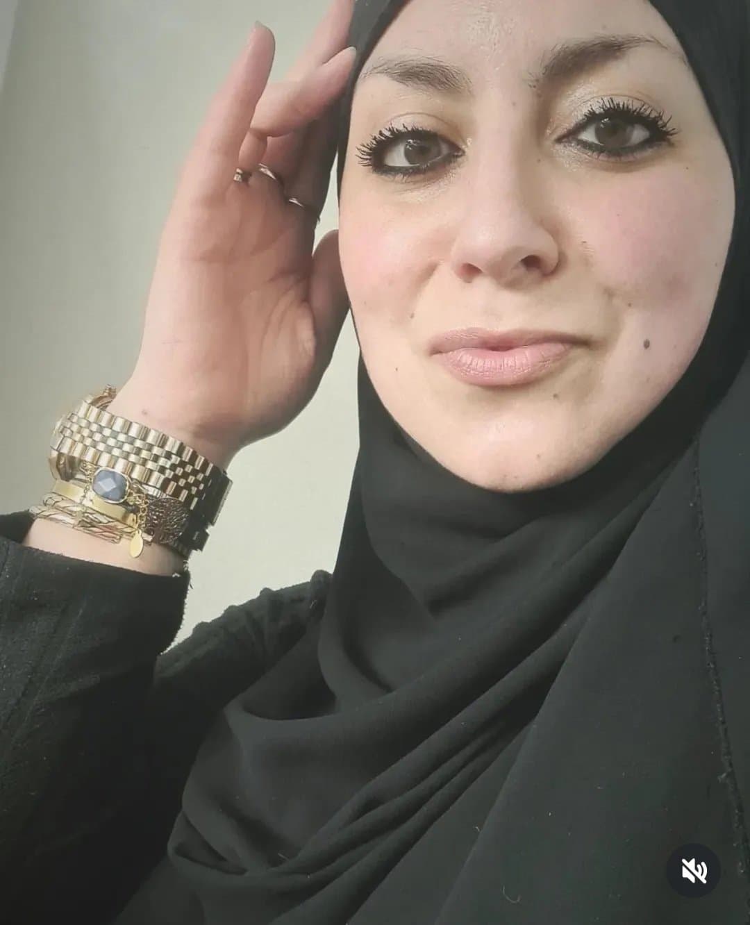 Honestly, veiled women have beautiful red feet.