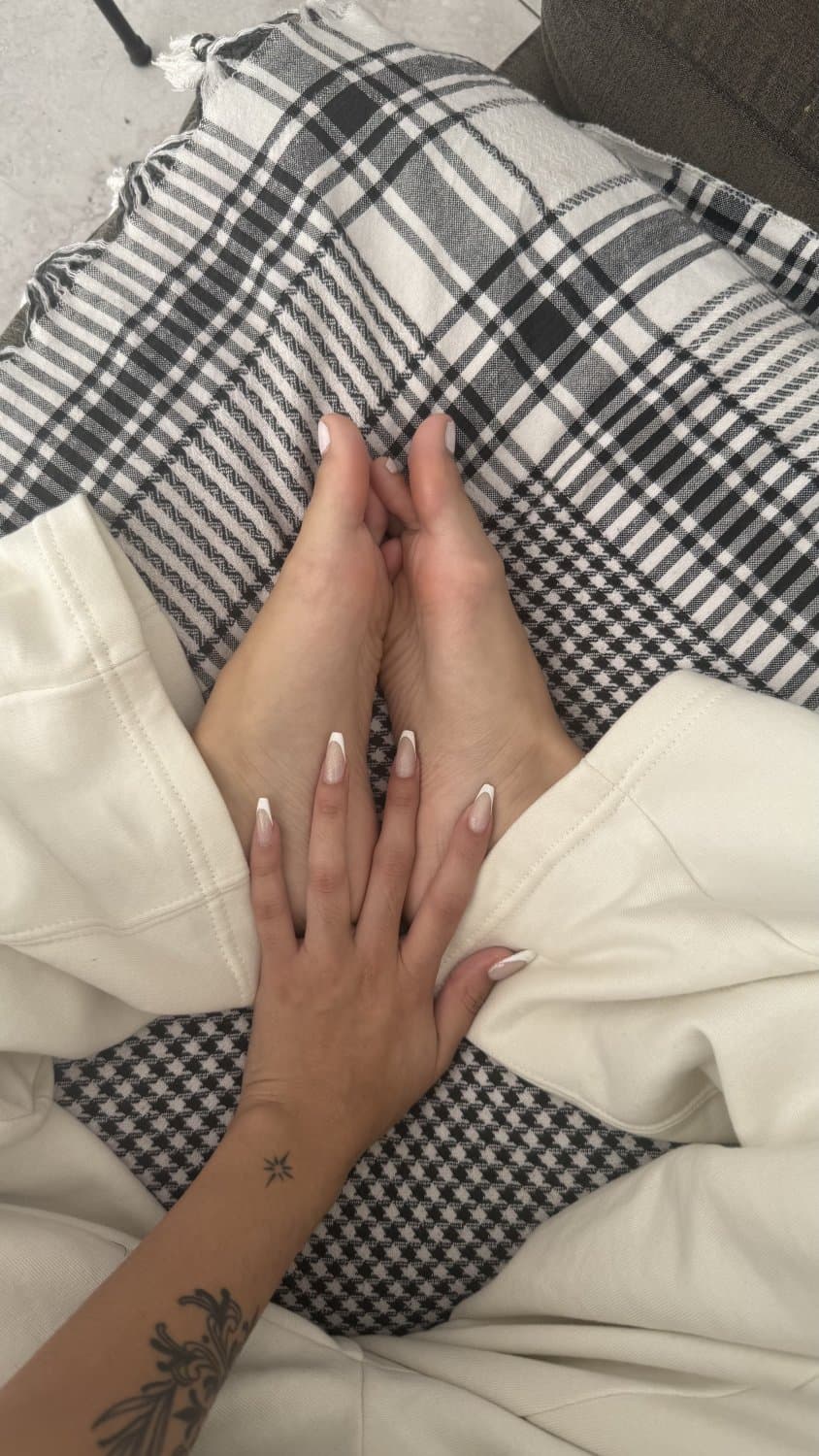 Tiny latina, tiny feet ?