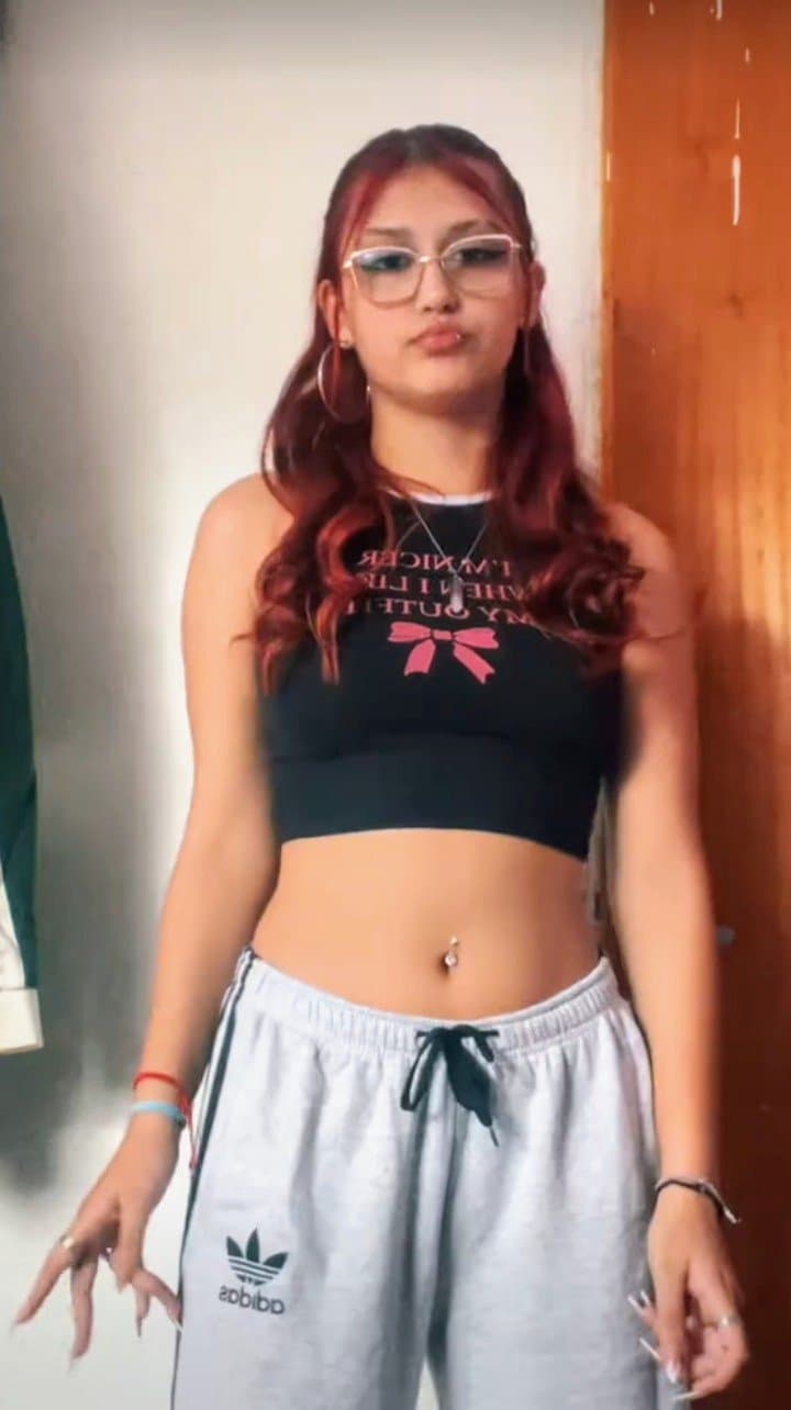 Adicta al semen, le encanta limpiar pollas, con sus agujeros, y que su cuerpo quede lleno de semen