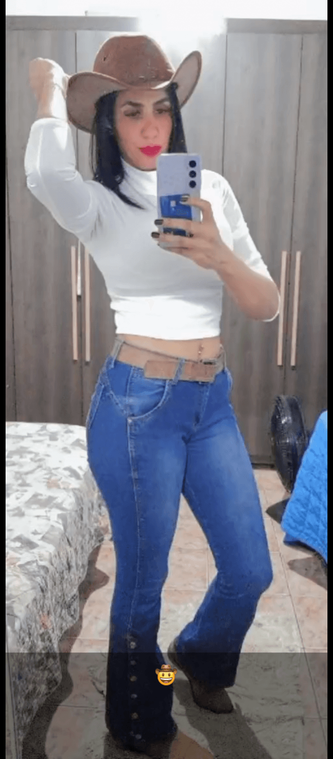 mi amore no serviçooo, tenho um album com 430 midias dela ( so flagras da raba)