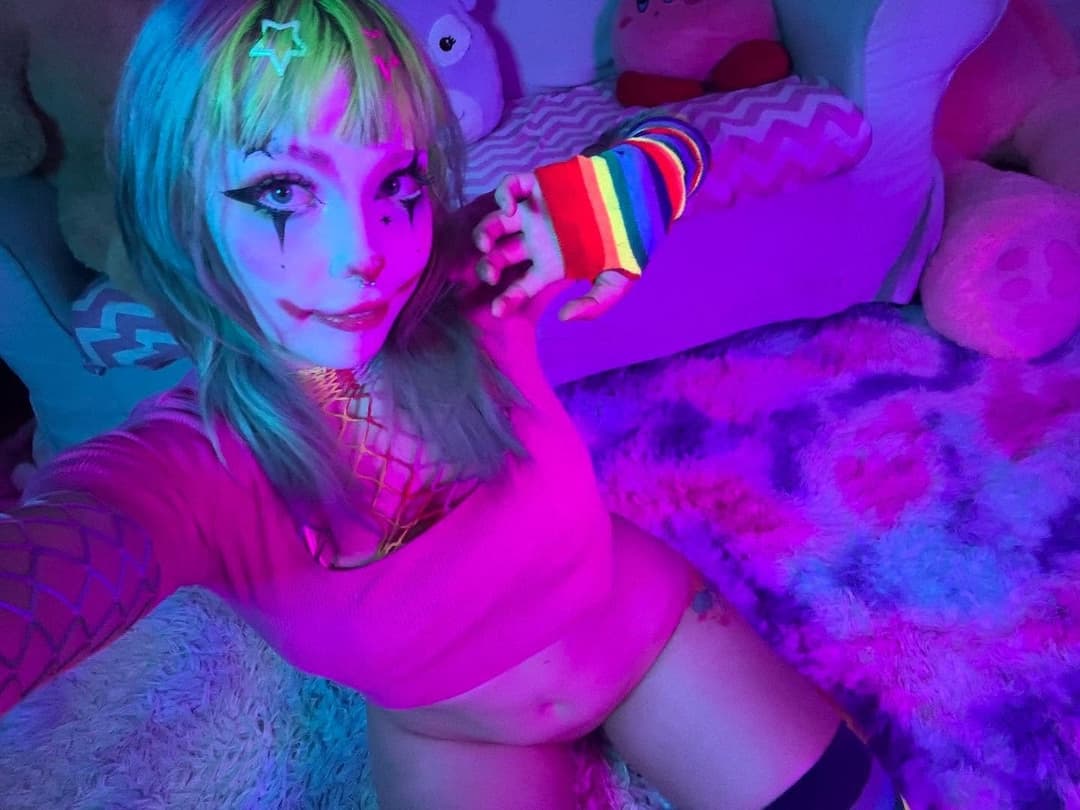 Nymphomaniac can’t stop deepthroating her fav toy.