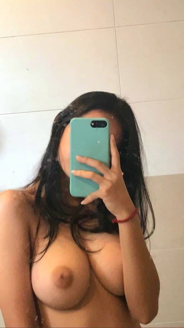Desi South Indian Rich Very Beautiful Cute Instagram Influencer Homemade Full Nude Show Selfie