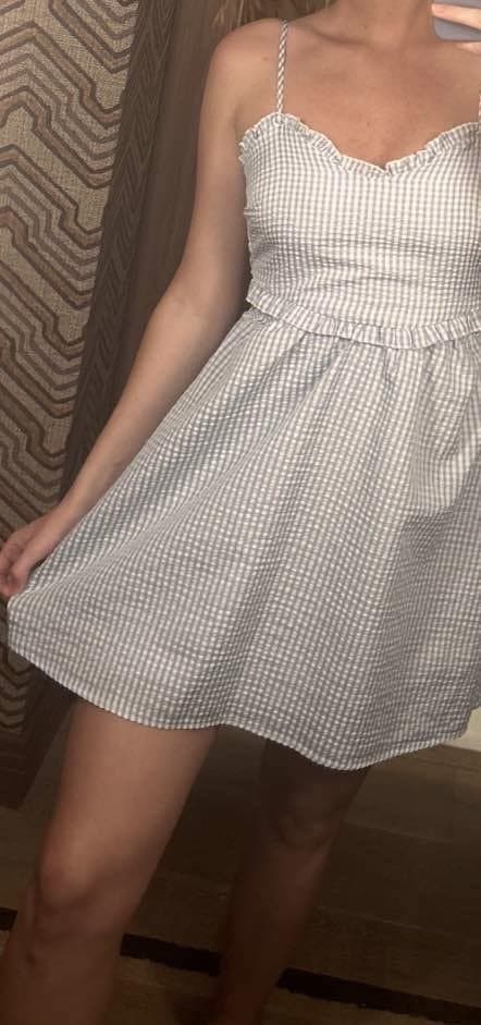 Sexy fit KIK slut show off her body