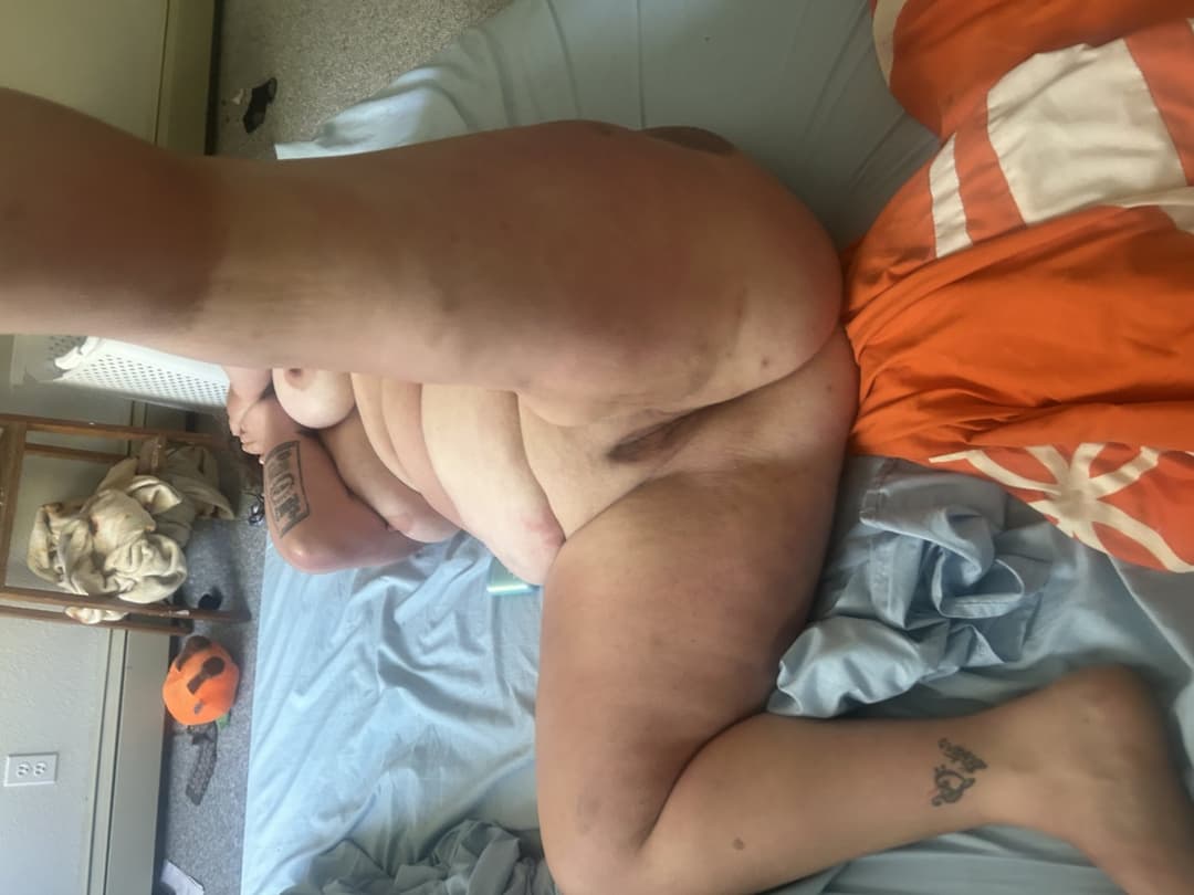 Kyla Shows Off Her Shaved Twat