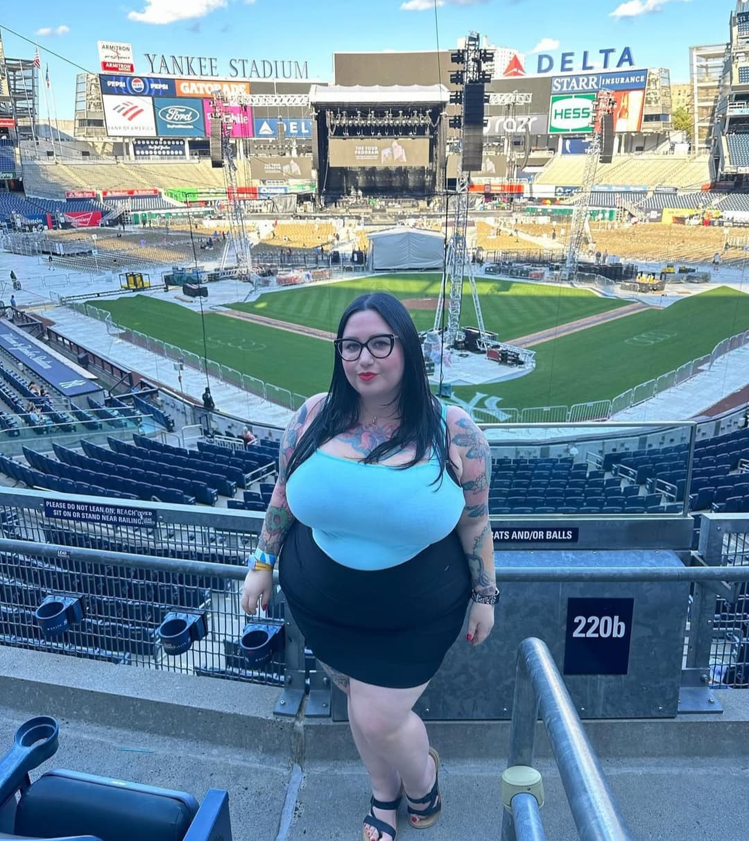 Big tits bbw goth slut