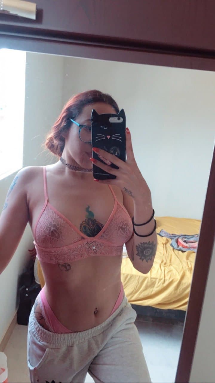 Vazou novinha safada mostrando tudo em livezinha