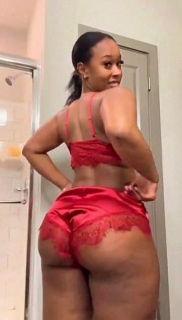 Lightskink Babe Teasing Her Hot Curvy Body