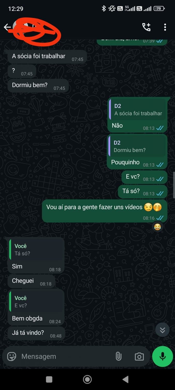 Comendo ela na cama do corno e ela olhando para ver se a barra está limpa para eu poder sair da casa