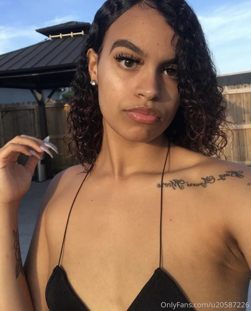 SEXY EBONY TOX!C!NDYA -NEW twerk video (spreading , clapping cheeks and slapping ass all in one)