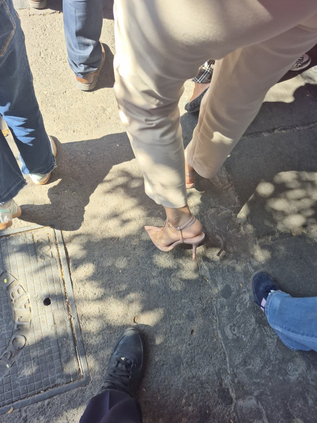 Click to view full size Ricos pies en la calle, strip y de mas