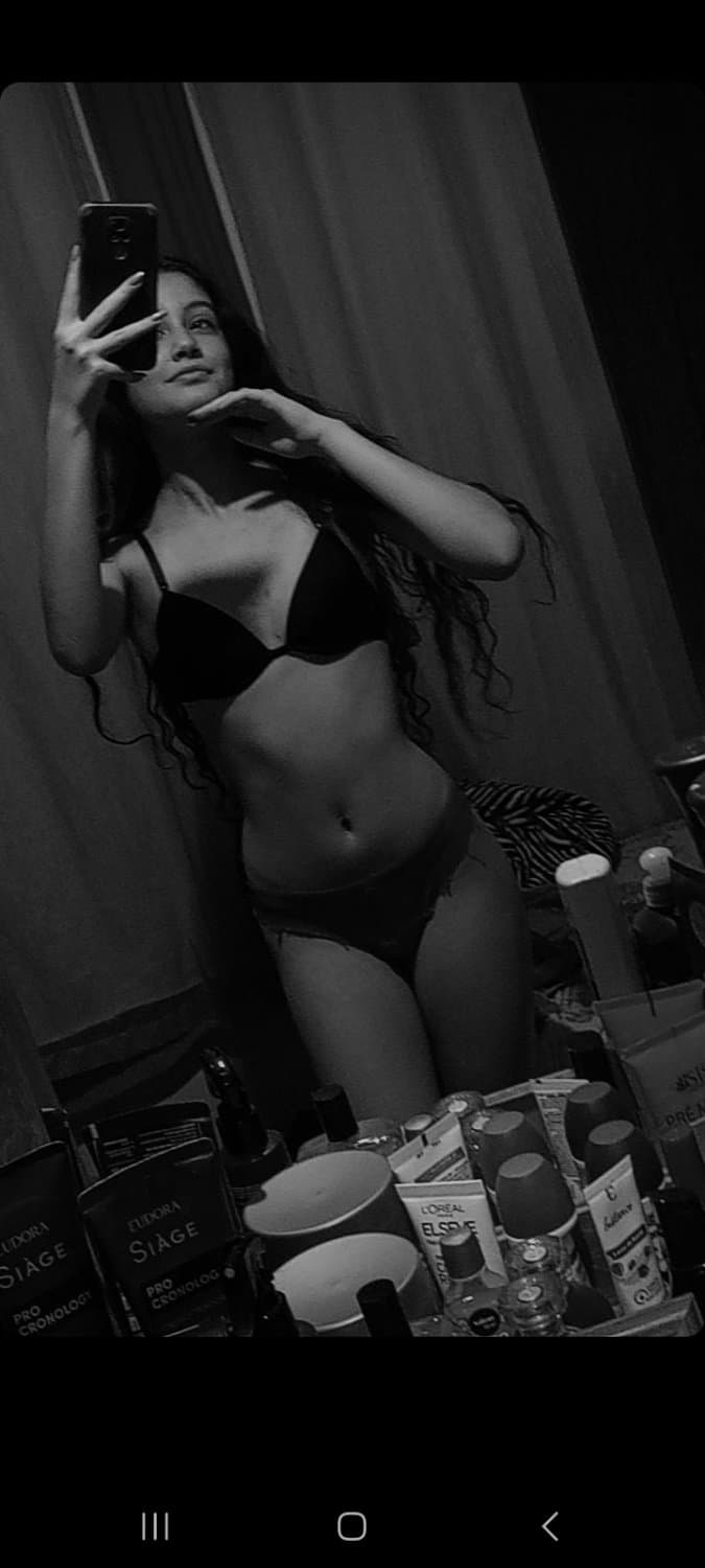 Ela se exibiu no espelho como se fosse só sua?/ comentem oque faria com ela ?