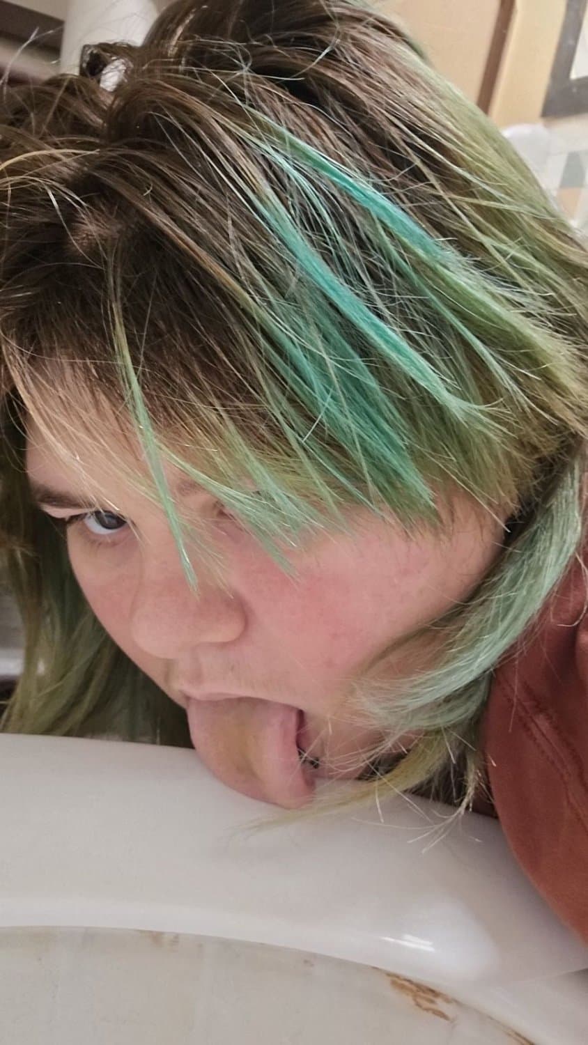 Fat titless pig fucks tinfoil dildo, toilet brush, licks toilet and much more Kik me to be next