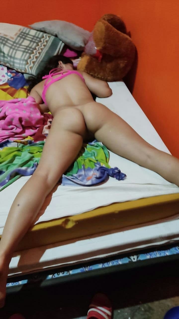 Apenas legal jovencita se deja llenar de leche