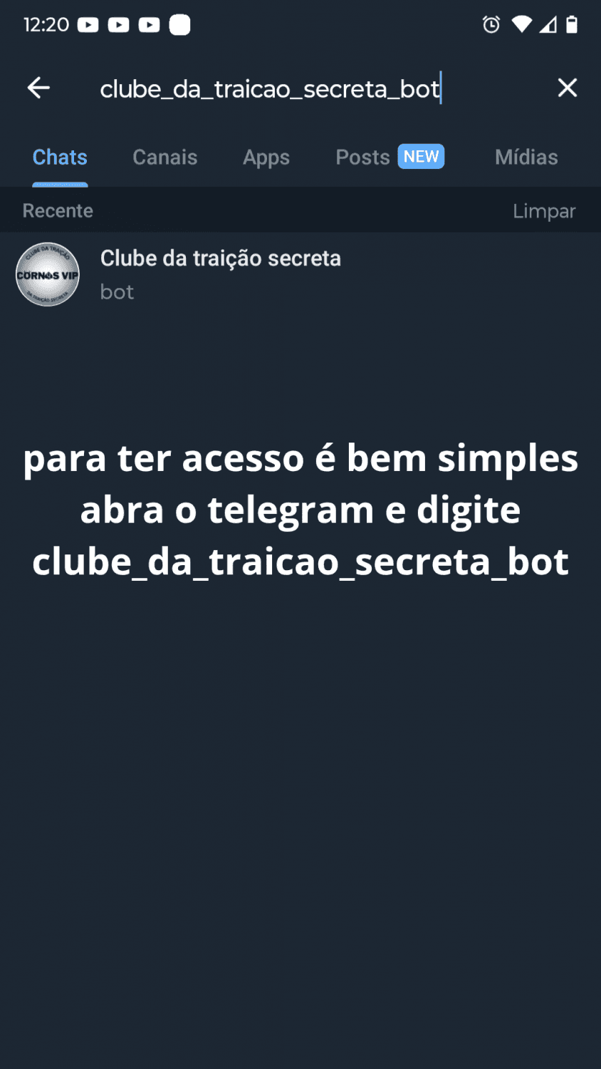 Corno chama os amigos para a sua casa, para toda vez que senta no sofá, lembra da namorada dando
