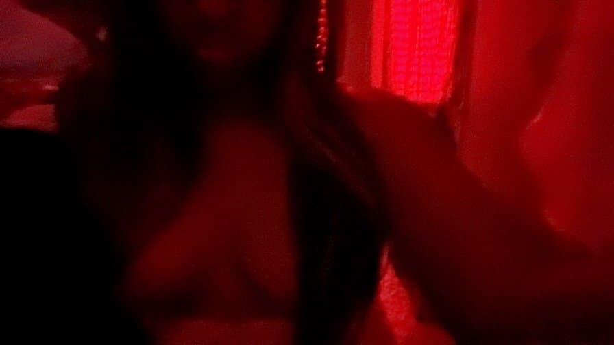 Malaisia Woodson is a KANSAS CITY teen with perky tits. Kik newtoonu for her info