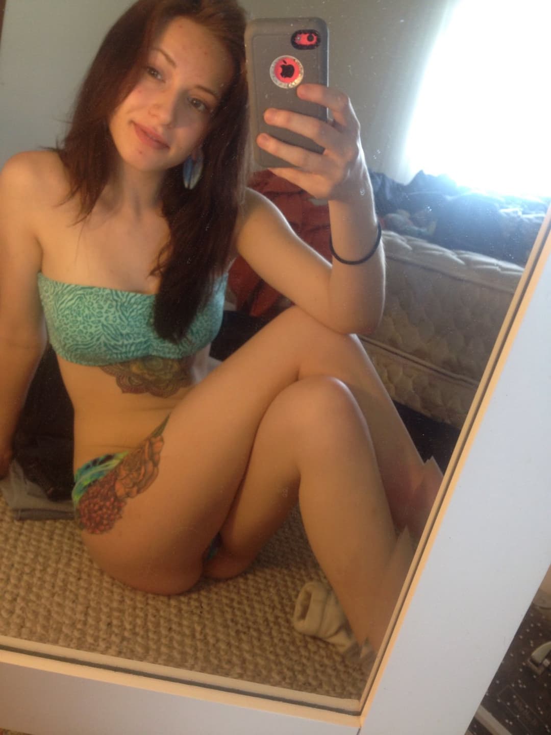 Webslut Riley fucked by hubbys friends while he records