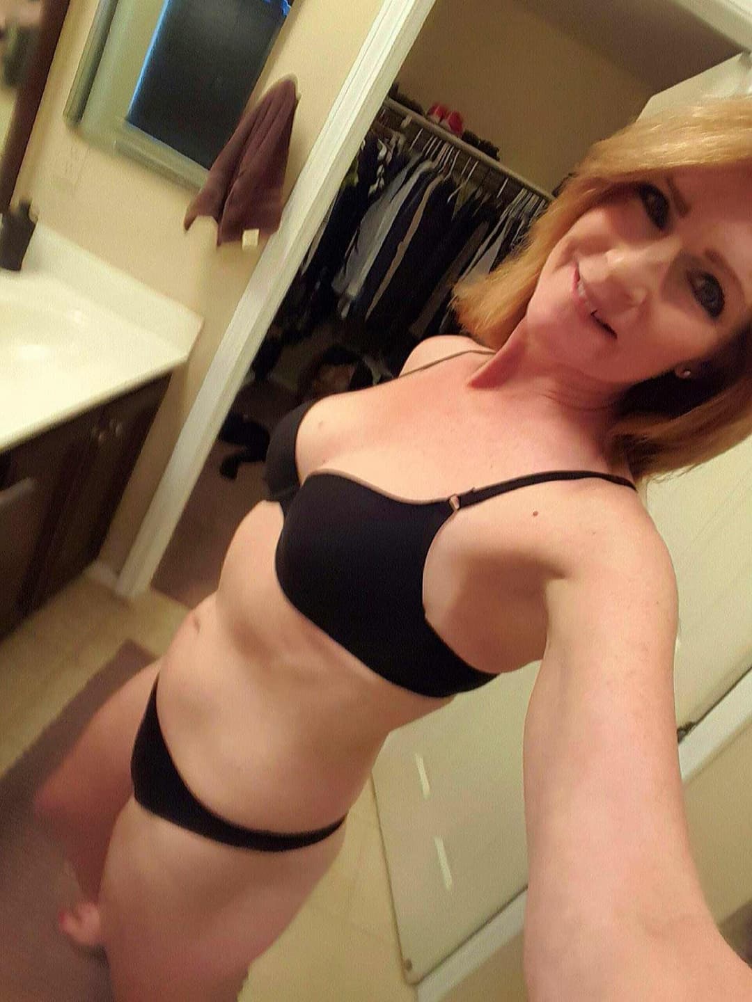 Ginger MILF shows her meaty cunt to her boyfriend. Meaty ?