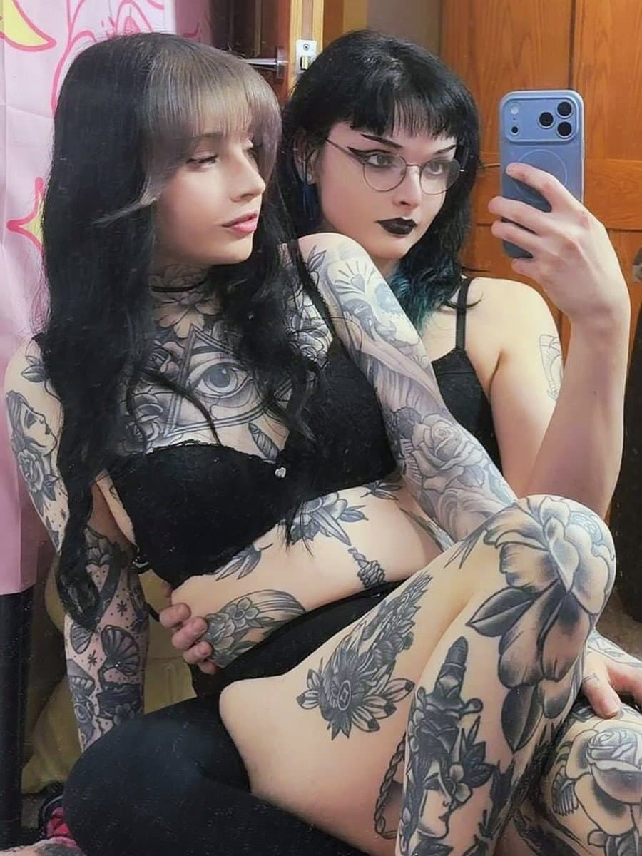 Gorgeous Inked goth tranny girl