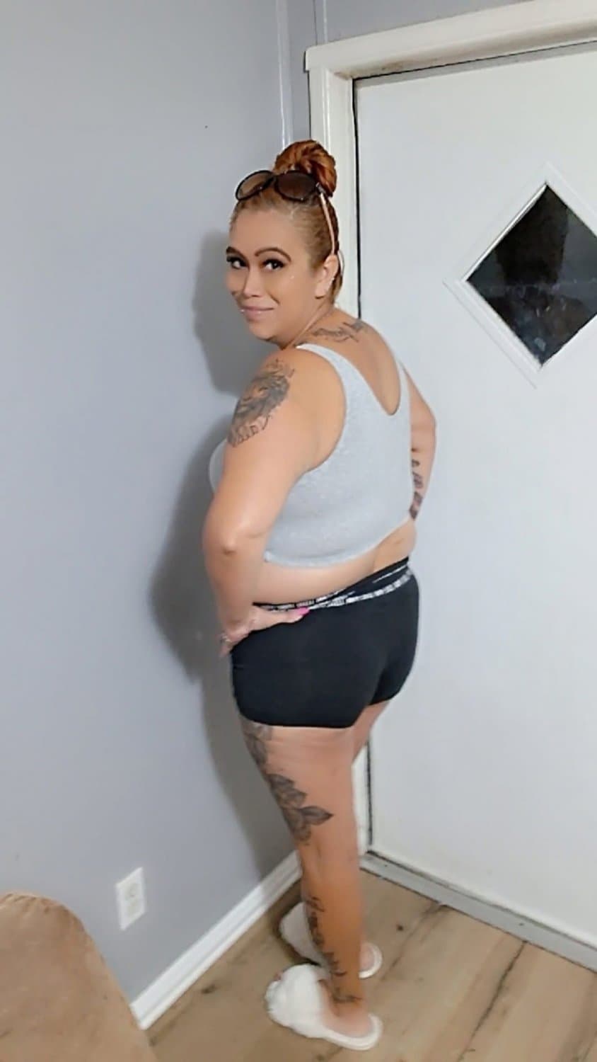 Latina milf rubs her pussy on video chat Caliente Madura quemada por video chat