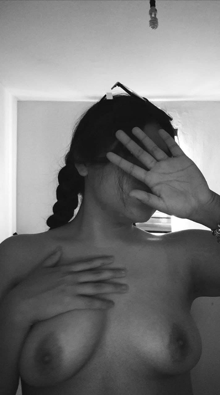 Se pone cachonda estando sola