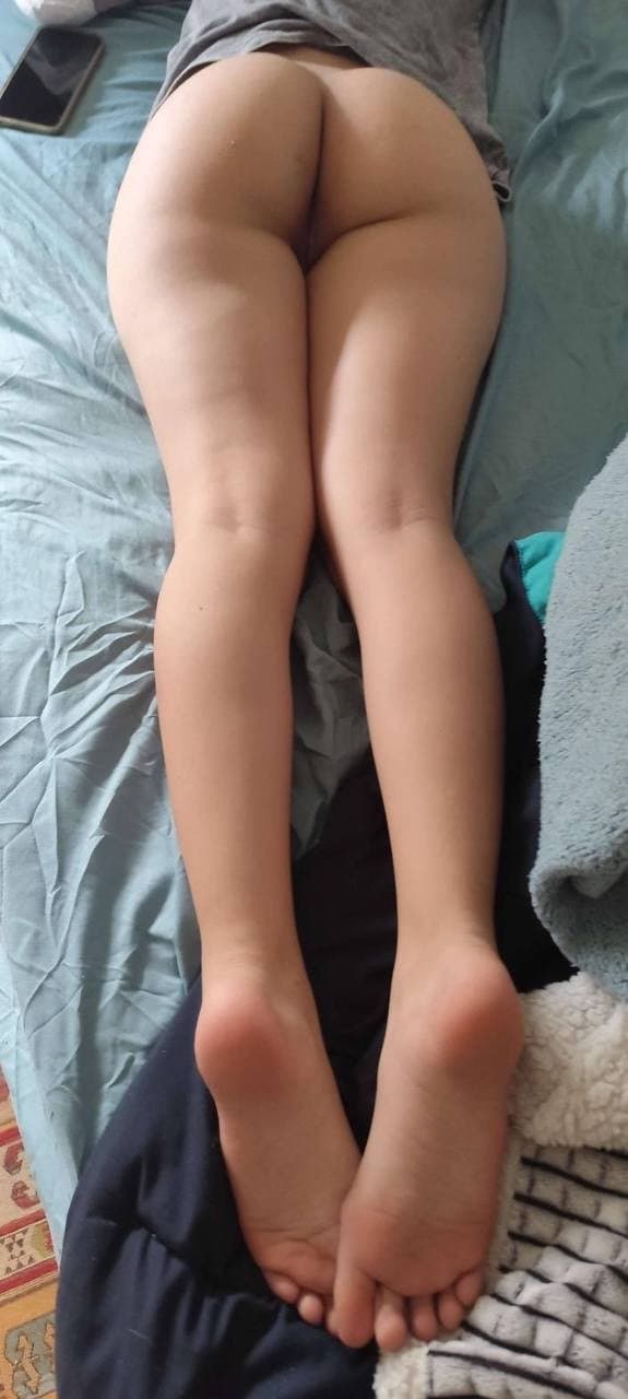 Cute alt slut show her holes and tits. Sexy feet