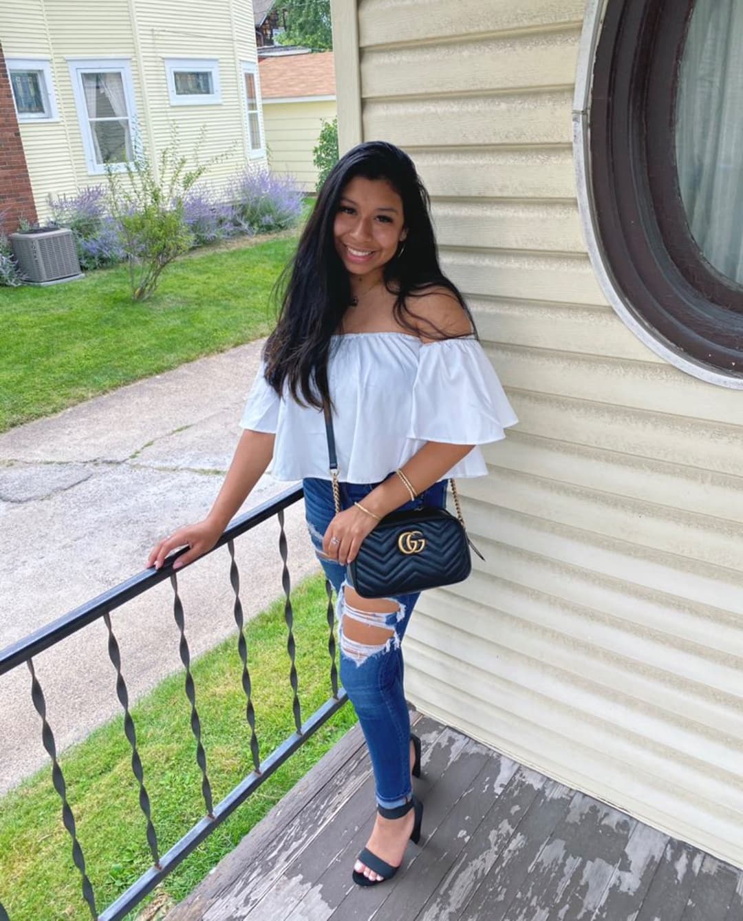 Her ass air smells like tacos-sfw